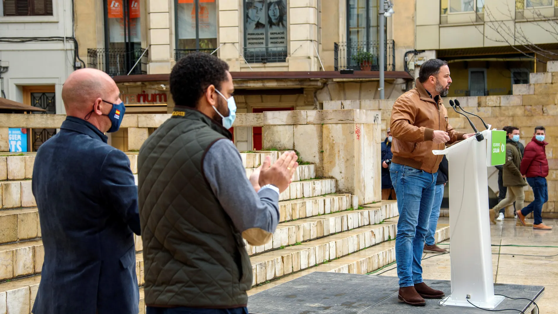 El líder de Vox, Santiago Abascal (d), durante el acto electoral para las elecciones catalanas del 14F que ha celebrado este miércoles en Lleida.