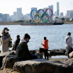 Tokyo (Japan), 11/02/2021.- People enjoy a sunny day as a giant Olympic rings monument is seen at Odaiba Marine Park in Tokyo, Japan, 11 February 2021. Tokyo 2020 Olympic Games Organising Committee President Yoshiro Mori is to step down following the turmoil caused by the sexist remarks he made on 03 February during a Japanese Olympic Committee meeting. (Japón, Tokio) EFE/EPA/FRANCK ROBICHON