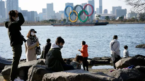 Tokyo (Japan), 11/02/2021.- People enjoy a sunny day as a giant Olympic rings monument is seen at Odaiba Marine Park in Tokyo, Japan, 11 February 2021. Tokyo 2020 Olympic Games Organising Committee President Yoshiro Mori is to step down following the turmoil caused by the sexist remarks he made on 03 February during a Japanese Olympic Committee meeting. (Japón, Tokio) EFE/EPA/FRANCK ROBICHON