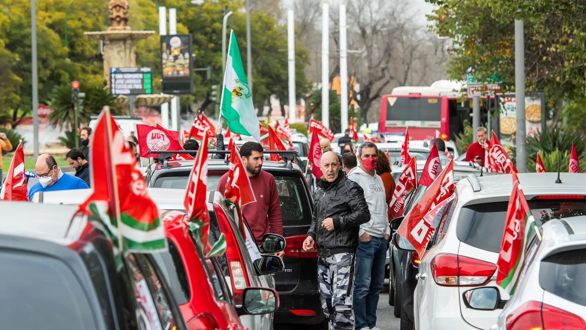 Una caravana de cientos de coches en la protesta sindical del pasado jueves en Sevilla