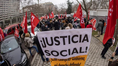 Los líderes de UGT y CC OO se congregaron ayer frente al Ministerio de Economía en Madrid
