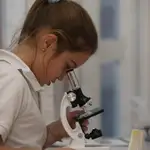 GRAFCAV2970. BILBAO, 11/02/2021.-Una joven observa por el microscopio este viernes. Las mujeres jóvenes en España se incorporan cada vez más al mundo de la ciencia y, sin embargo, lo acaban abandonando en mayor proporción que los hombres, pues se enfrentan a retos que &quot;suponen una particular carrera de obstáculos&quot;. Hoy se celebra el Día de la Niña y la Mujer en la Ciencia y el Ministerio de Ciencia e Innovación ha presentado su primer Estudio sobre la situación de las jóvenes investigadoras en España. EFE/LUIS TEJIDO
