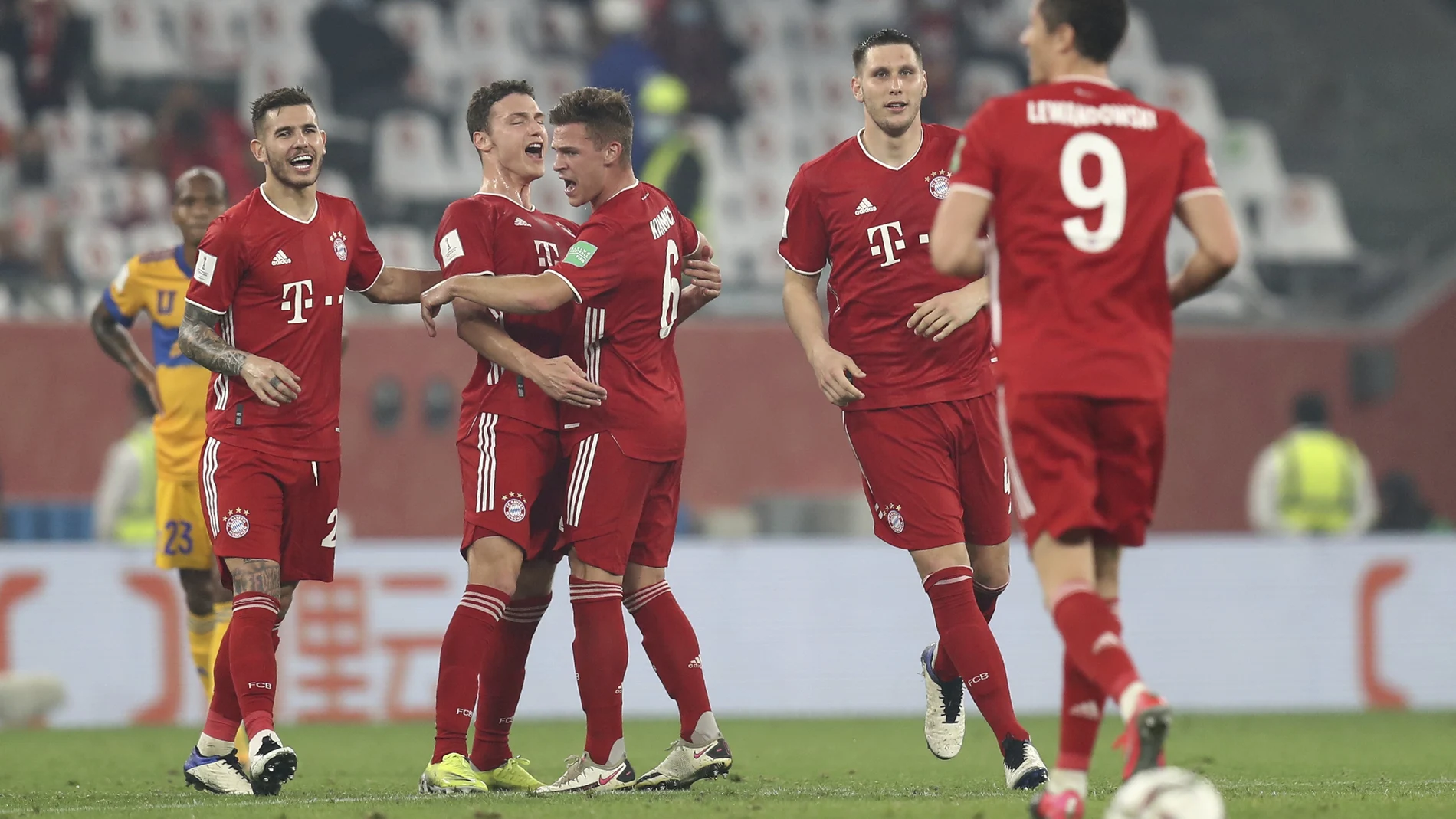Benjamin Pavard celebra con Kimmich el gol que le dio la victoria al Bayern en el Mundial de Clubes de la FIFA