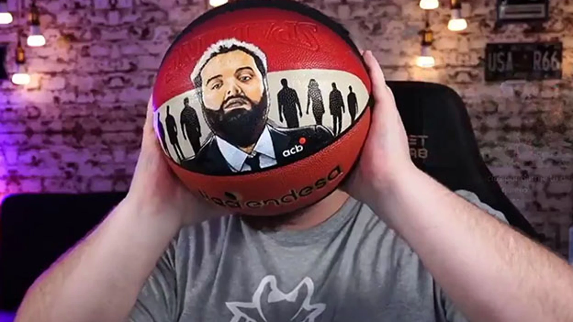 Ibai Llanos, con un balón de baloncesto con su cara impresa en él.