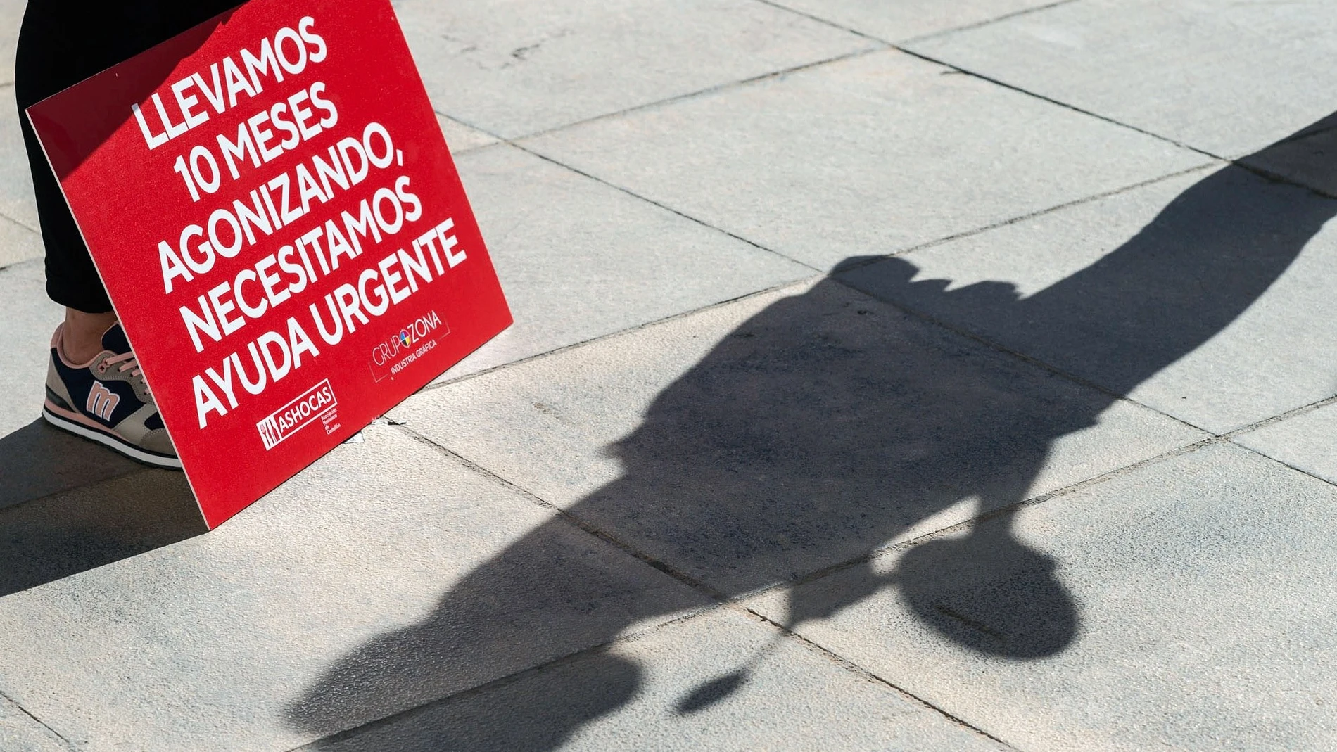 La Asociación Hostelera de Castellón (Ahocas) se ha concentrado en la Plaza Mayor de la ciudad contra la ampliación del cierre de la hostelería y el ocio más allá del próximo 15 de febrero