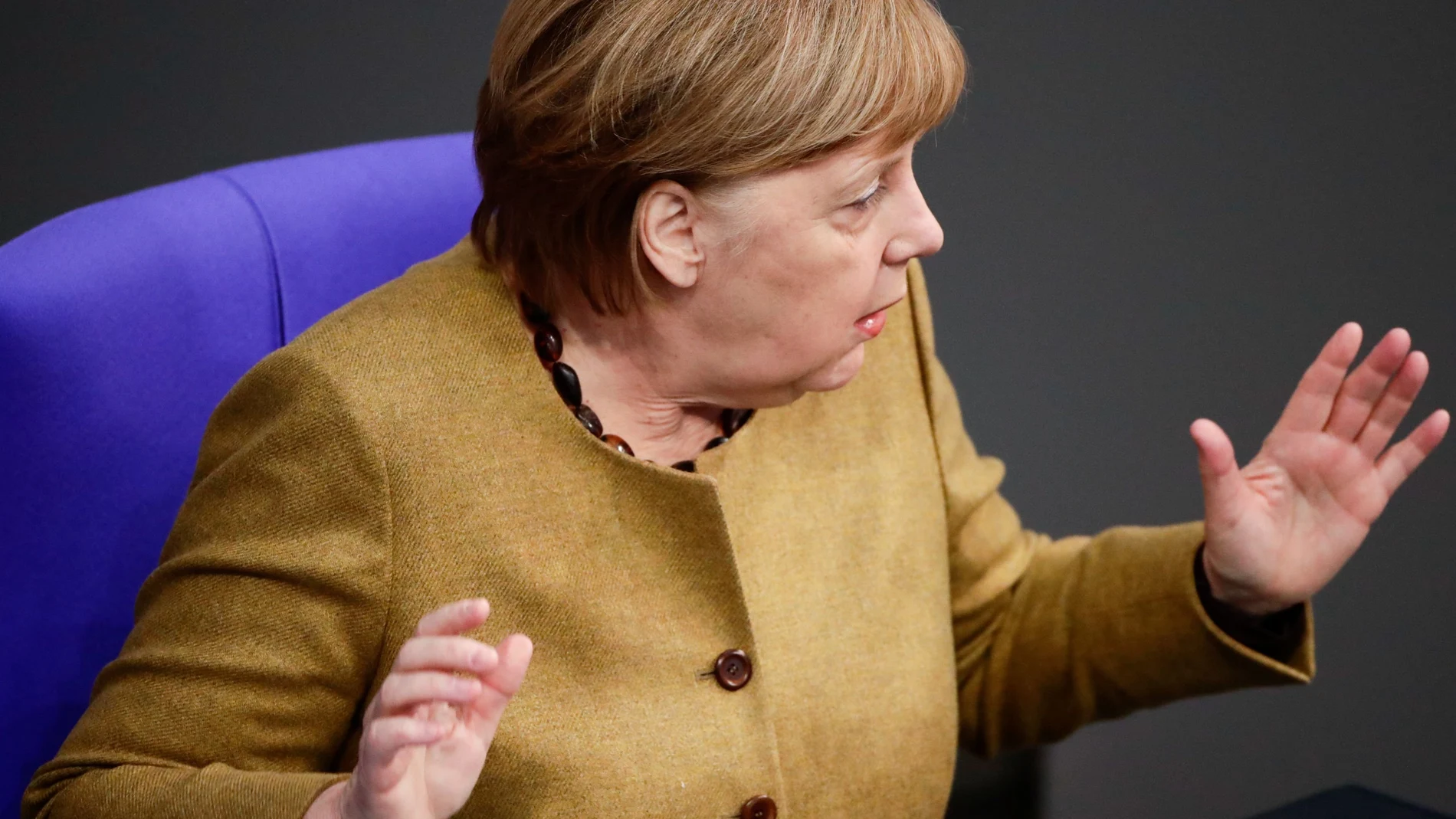 La canciller alemana, Angela Merkel, ayer en el Bundestag, cuando se dio cuenta de que no llevaba mascarilla
