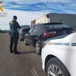 La Guardia Civil ha detenido a un joven de 19 años e investiga a otros tres, uno de ellos menor de edad, que supuestamente robaron un vehículo todoterreno