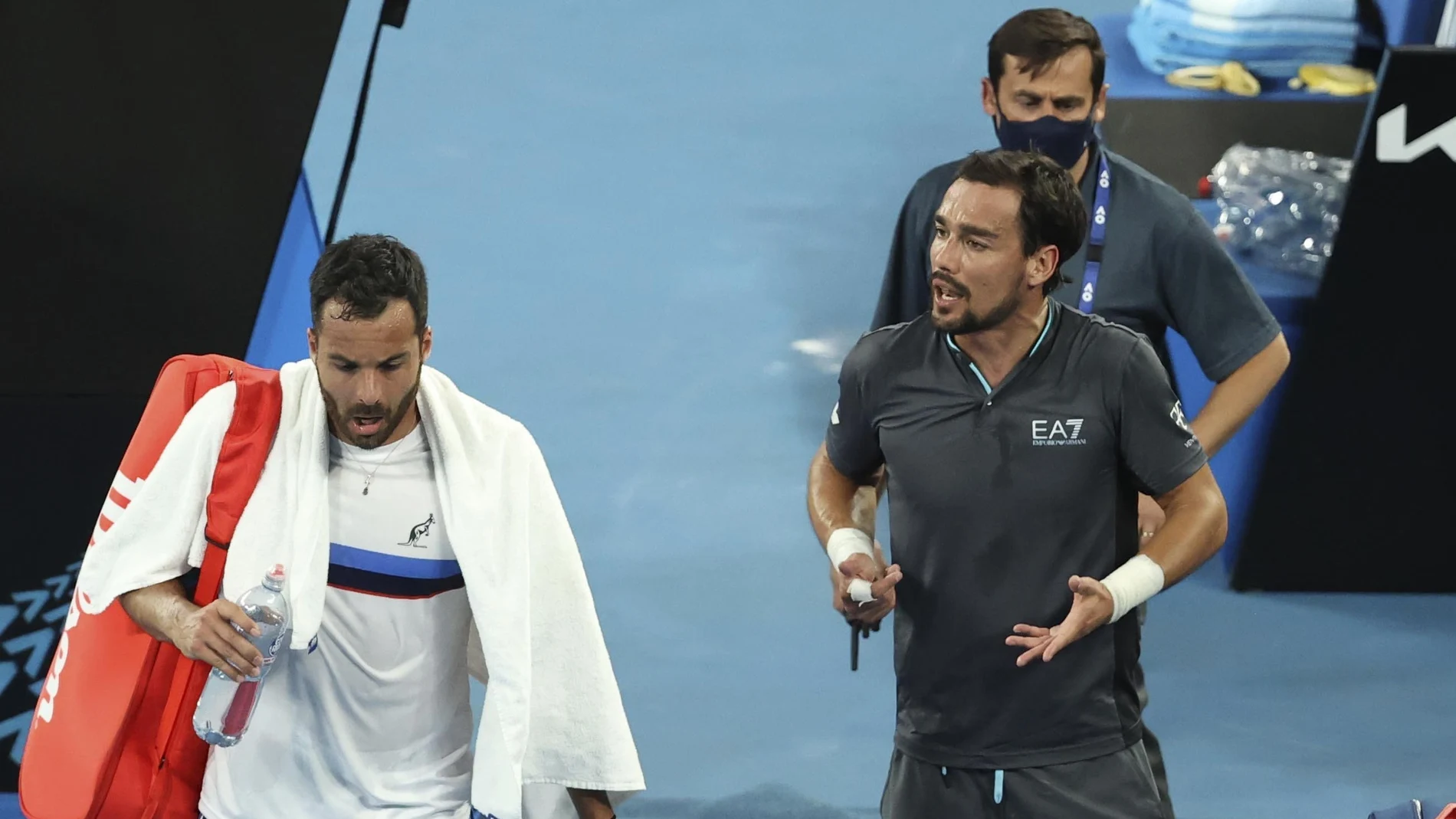 Una imagen de la bronca entre Fognini y Caruso tras su partido en el Open de Australia