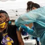Andrew, de 64 años que vive en un refugio, se vacuna contra la Covid-19 mientras personas sin hogar participan en una operación de vacunación en la Misión de Los Ángeles, en Skid Row, Los Ángeles.