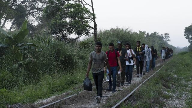 Migrantes caminan en el estado de Chiapas