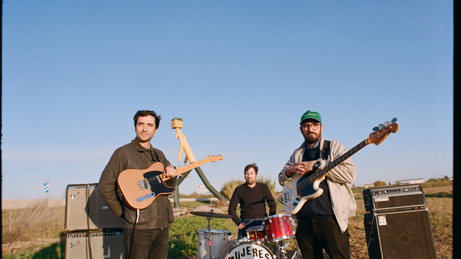 De izquierda a derecha, Yago Alcover, Arnau Sanz y Pol Rodellar, el grupo Mujeres, presenta "Siento Muerte"