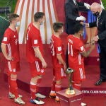 Los jugadores del Bayern reciben las medallas del presidente de la FiFA Gianni Infantino