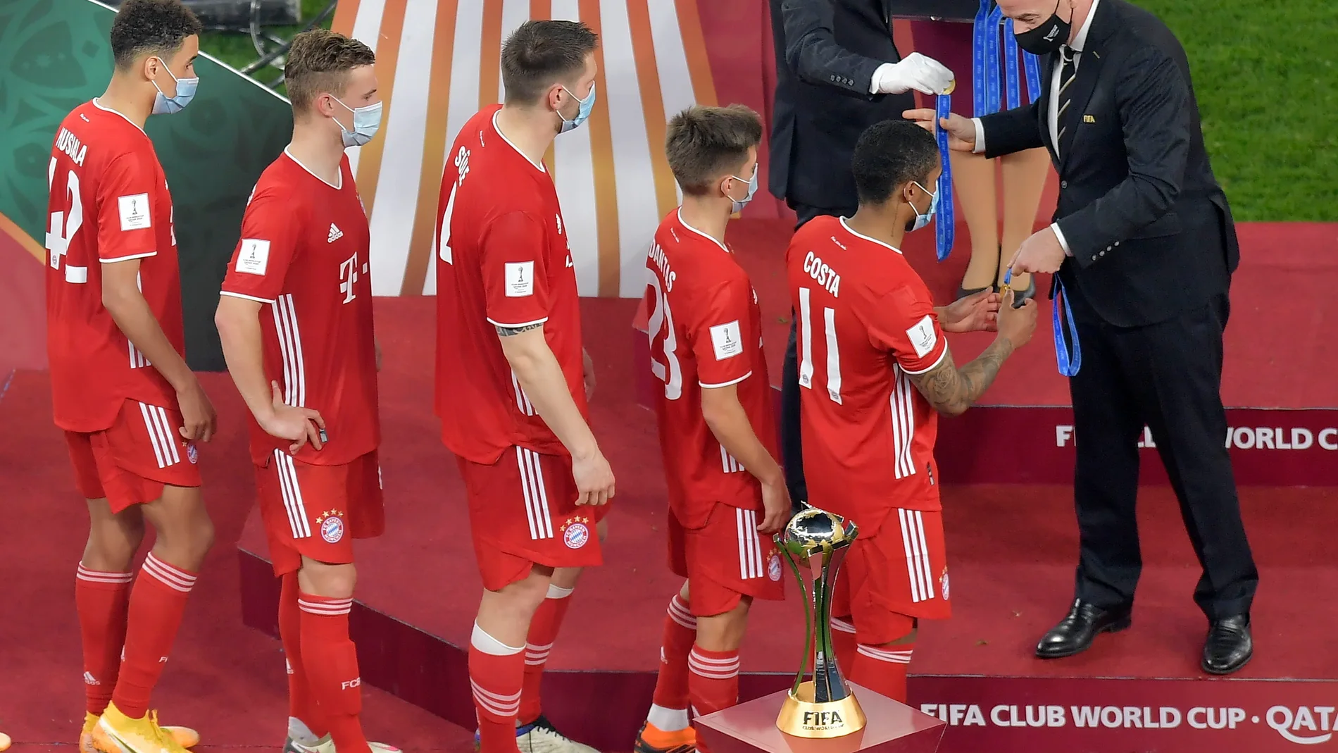 Los jugadores del Bayern reciben las medallas del presidente de la FiFA Gianni Infantino