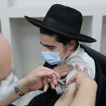 Un judío ultraortodoxo es vacunado contra la Covid-19 en la ciudad ultraortodoxa de Bnei Brak