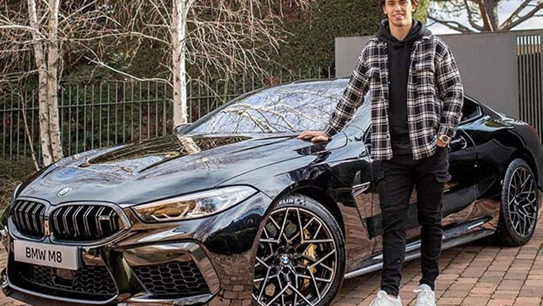 Joao Félix posa con su nuevo BMW M8 Competition.