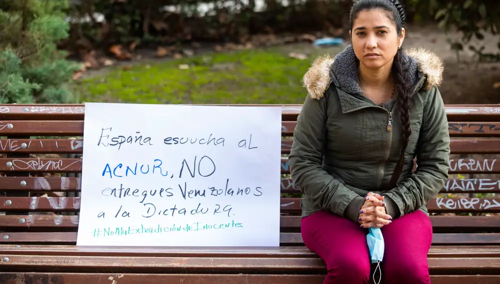 Cismary, frente al Tribunal Superior de Justicia en Madrid, para pedir la no extradición de su marido, Ernesto Quintero