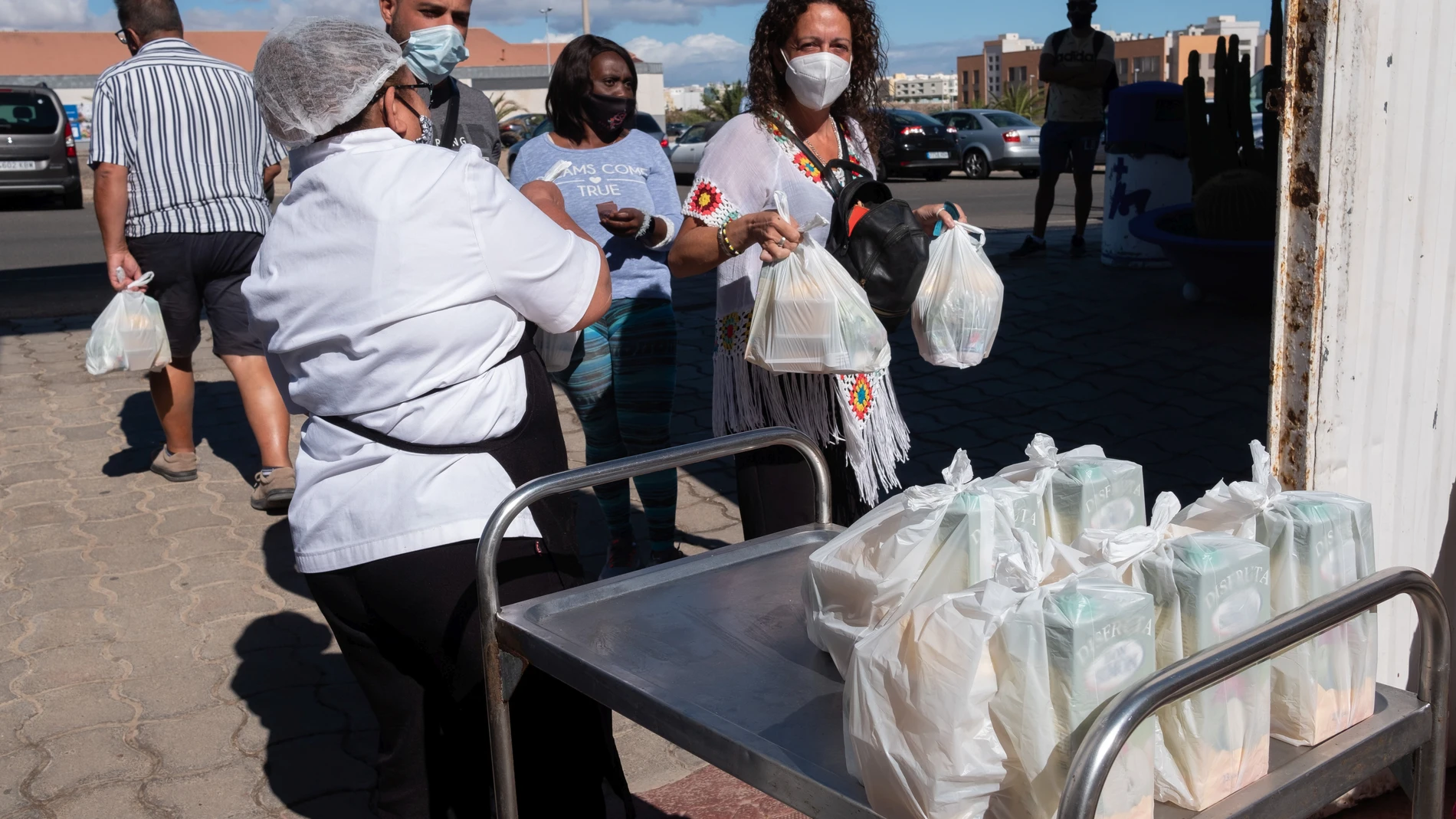 Reparto de alimentos en la ONG Misión Cristiana Moderna, en Fuerteventura