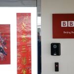 Una placa de la BBC en su oficina de Pekín