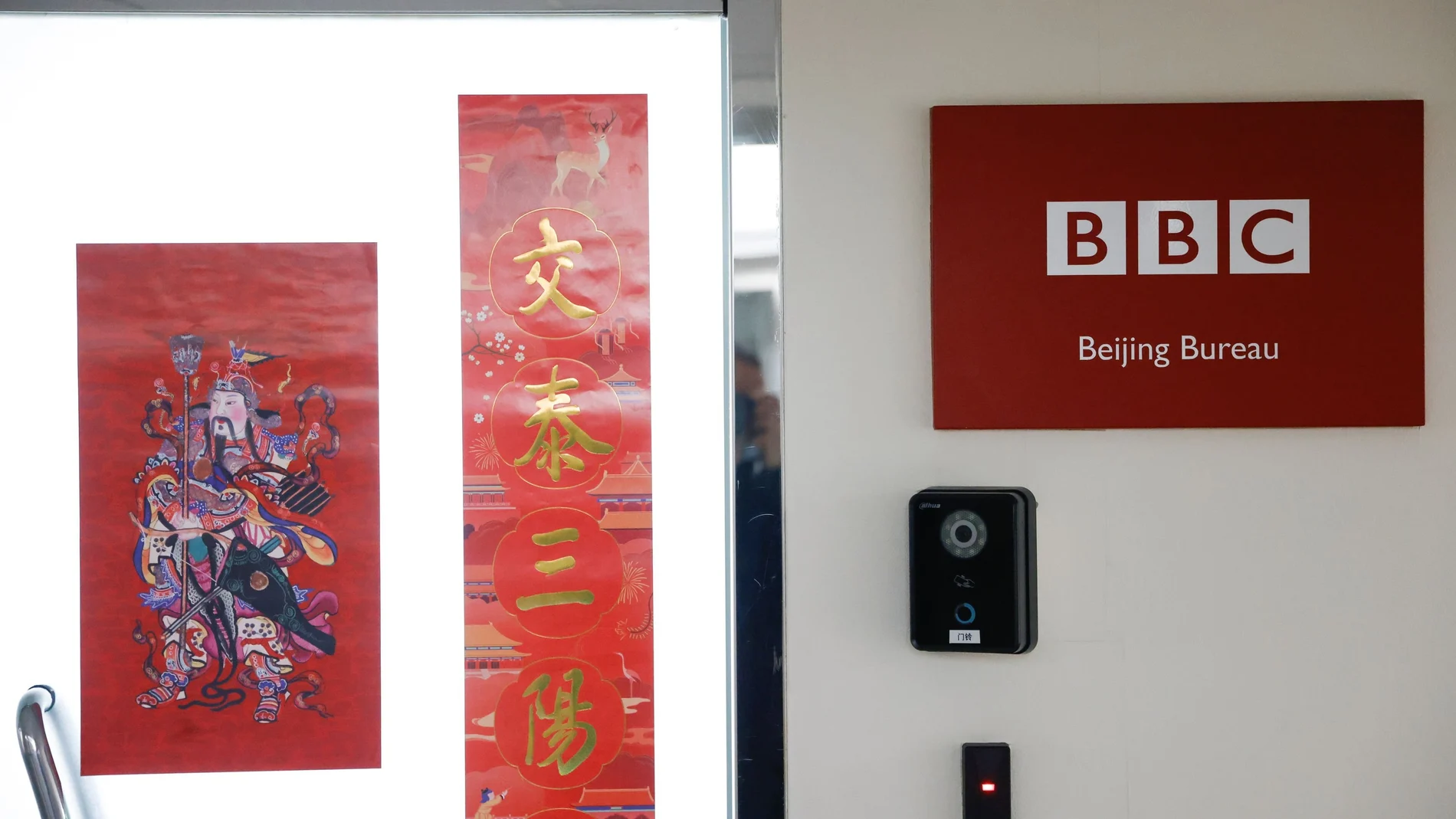 Una placa de la BBC en su oficina de Pekín