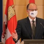 El presidente de las Cortes de Castilla y León, Luis Fuentes, anuncia la suspensión de los actos del Día del Estatuto de Autonomía