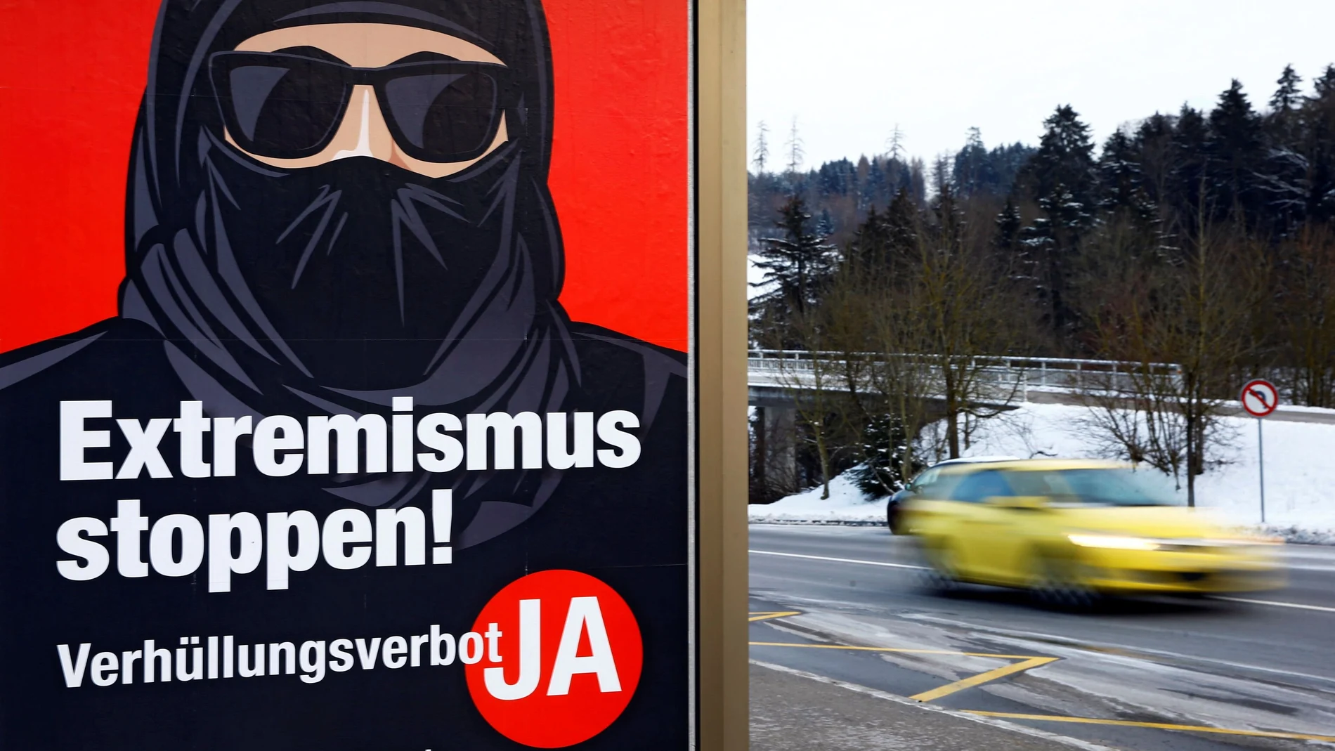 Un cartel que anima a detener el extremismo en Suiza con motivo del referéndum para prohibir el burka