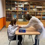 Una niña con discapacidad visual aprende con piezas de LEGO