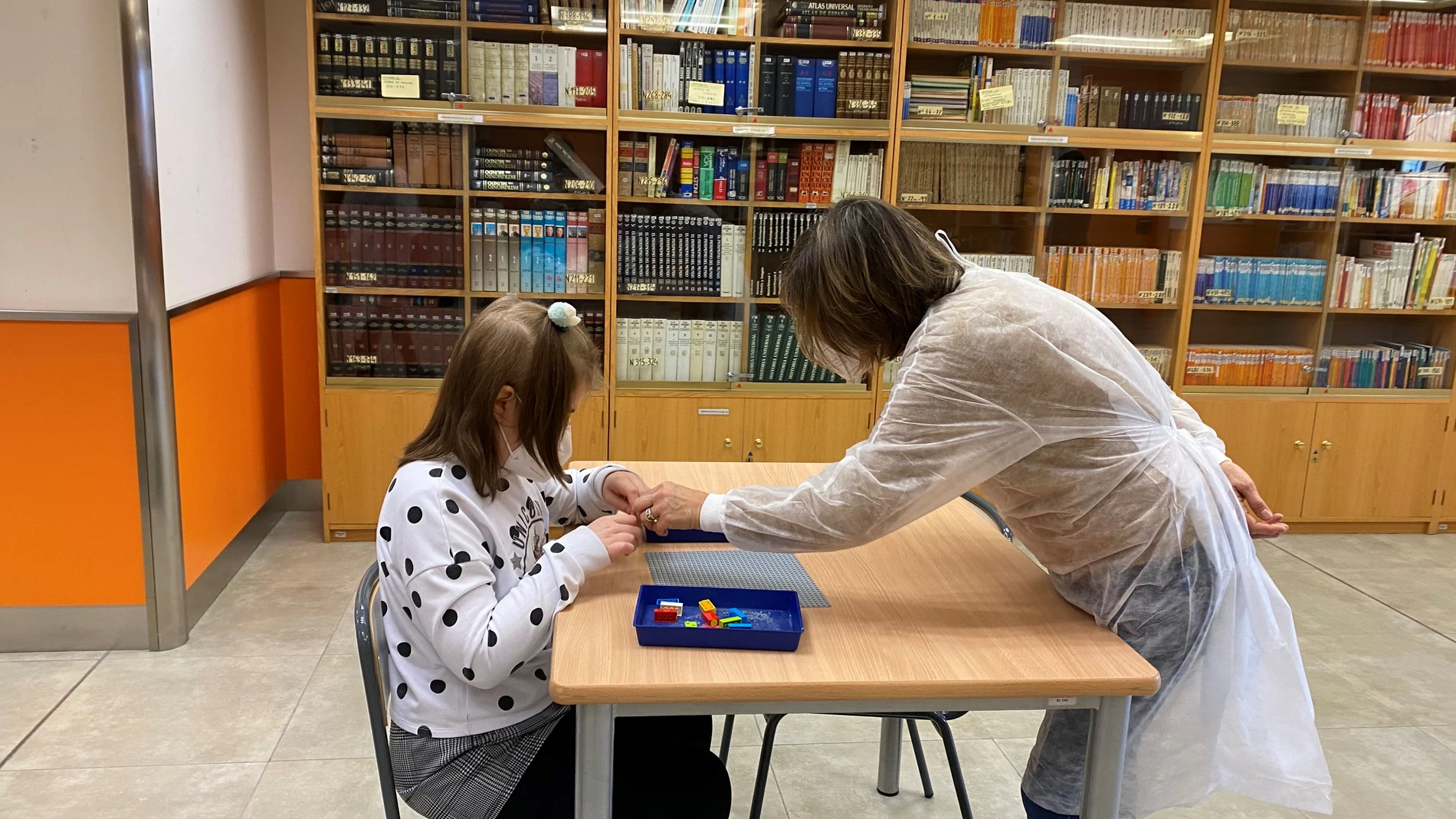 Una niña con discapacidad visual aprende con piezas de LEGO
