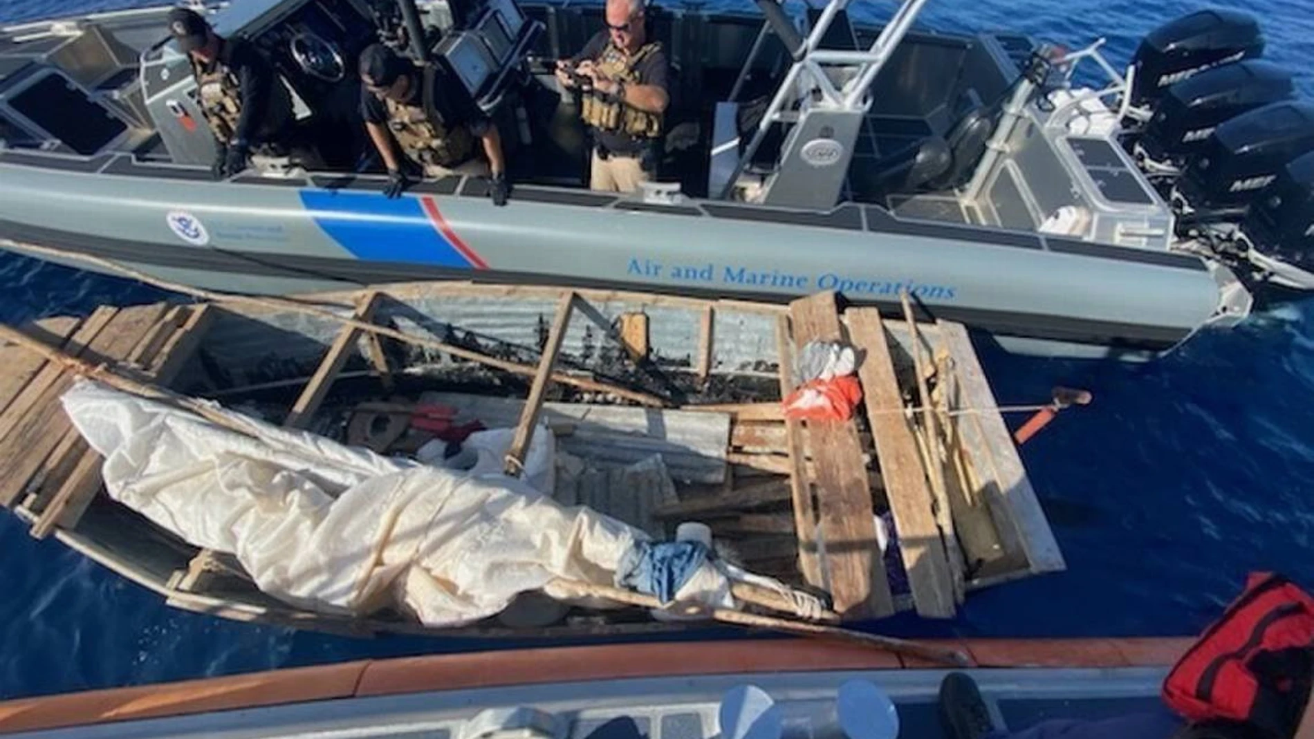Los equipos de rescate de la Guardia Costera estadounidense interceptaron en mar abierto a ocho migrantes cubanos que viajaban en una pequeña y precaria embarcación cerca de los Cayos de Florida este mes
