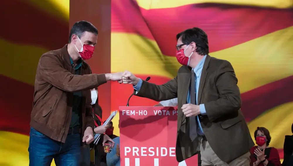 El presidente del Gobierno, Pedro Sánchez, y el candidato socialista a las elecciones catalanas, Salvador Illa, en el cierre de campaña