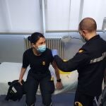 La Unidad Militar de Emergencias ha comenzado este viernes a vacunar a su personal con las dosis de AstraZeneca recibidas, que confirma que hasta este momento en la UME se había vacunado al personal sanitario. Los primeros en recibir la vacuna han sido los de las bases de Torrejón de Ardoz (Madrid), Morón (Sevilla) y Bétera (Valencia), mientras que el martes se incorporarán al proceso los efectivos de las de Zaragoza y León.