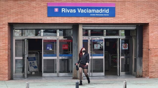 Una persona sale de la estación de metro de Rivas-Vaciamadrid, Madrid (España), a 12 de febrero de 2021. La Consejería de Sanidad ha anunciado hoy que ampliará el cierre perimetral que Rivas-Vaciamadrid mantiene desde el pasado 25 de enero.12 FEBRERO 2021;RIVAS-VACIAMADRID;PERIMETRAL;METRO;COVIDEduardo Parra / Europa Press12/02/2021