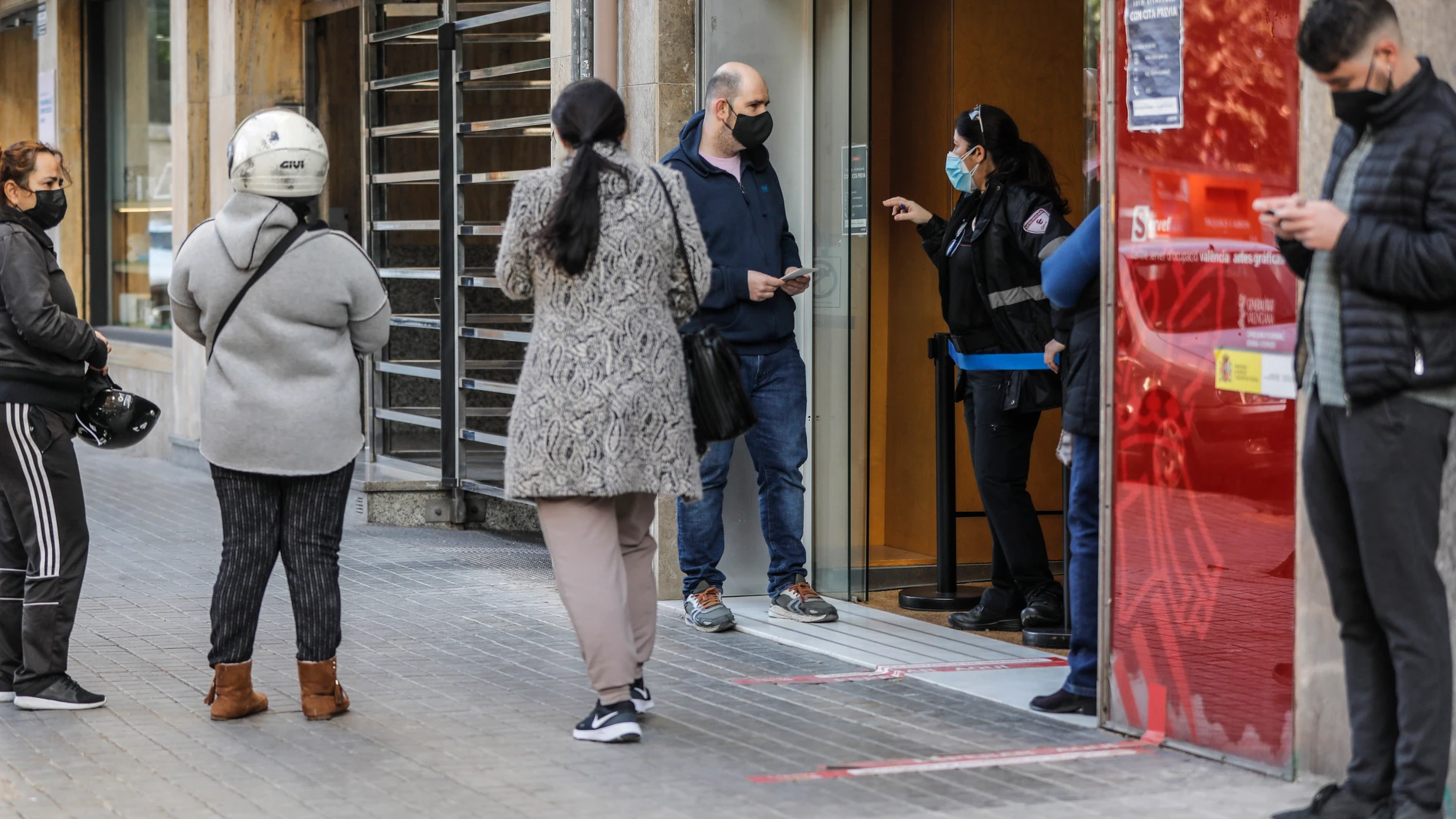 Varias personas con cita previa esperan para entrar en una oficina del SEPE (antiguo INEM), en Valencia.