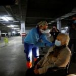 Personal sanitario vacuna a una señora mayor en el centro de Salud Castilla del Pino de Córdoba