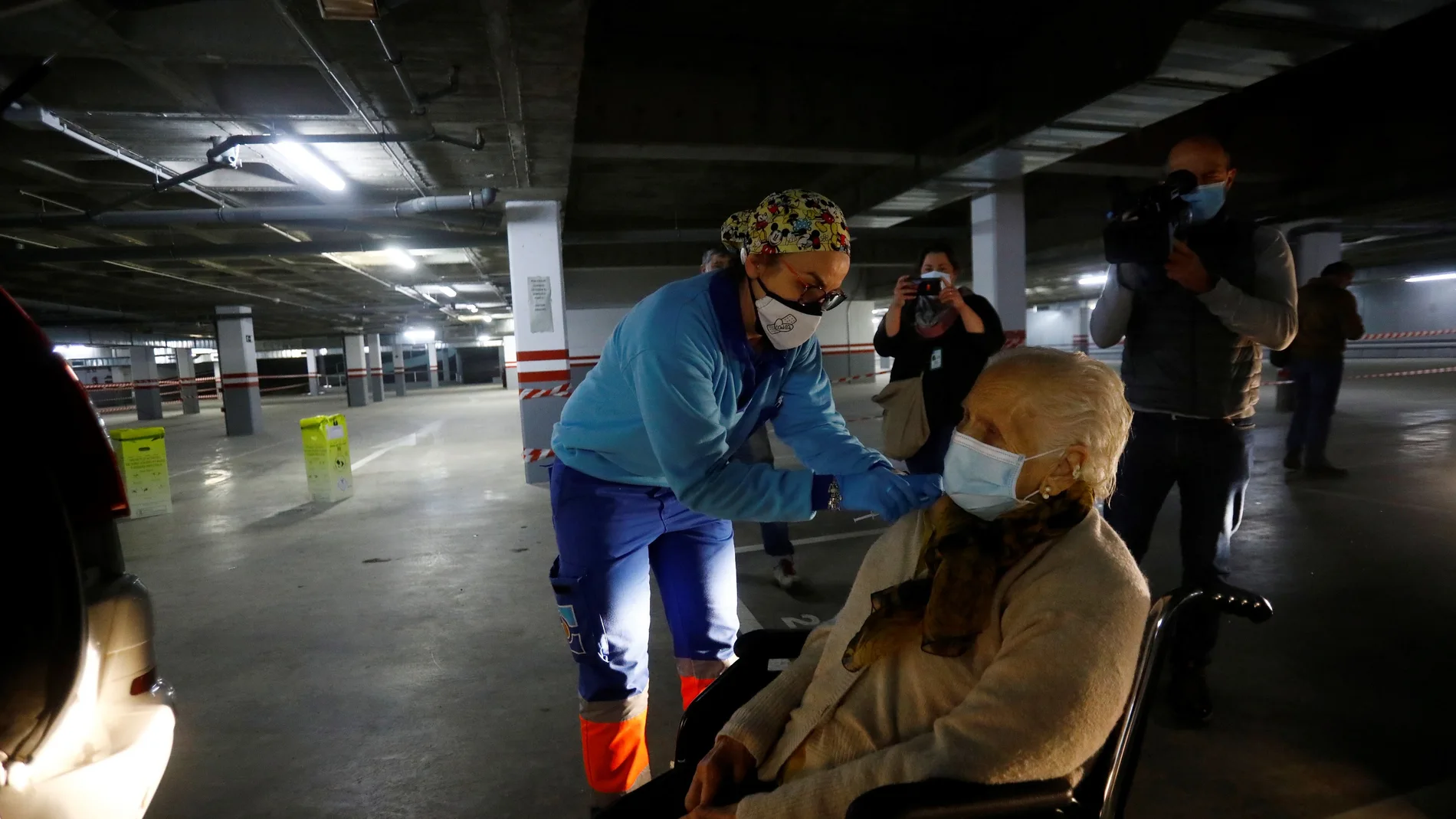 Personal sanitario vacuna a una señora mayor en el centro de Salud Castilla del Pino de Córdoba