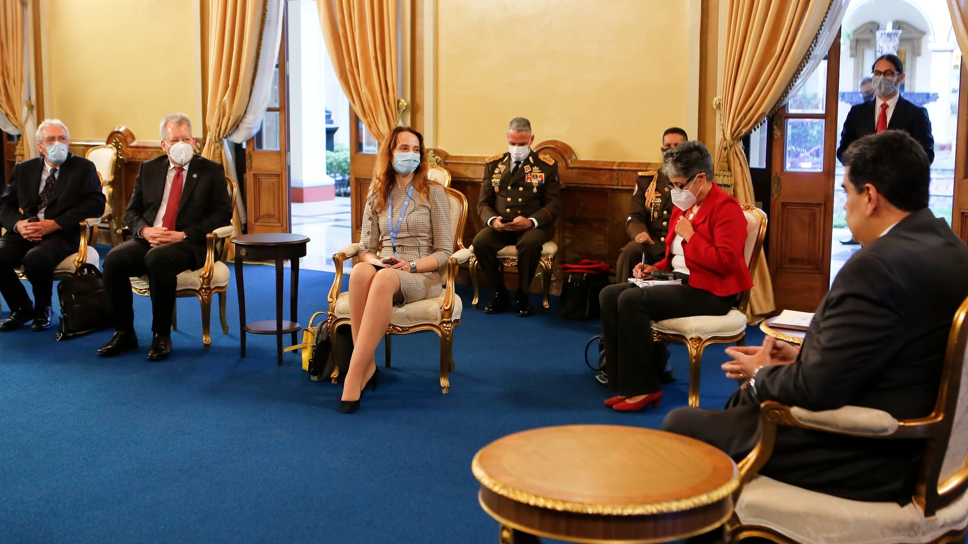 El presidente de Venezuela, Nicolás Maduro (d), durante una reunión con la relatora especial de las Naciones Unidas, Alena Douhan este jueves en Caracas