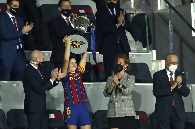 Cristina García entregó la Copa a Vicky Losada, la capitana del Barcelona. En la imagen, junto a Luis Rubiales