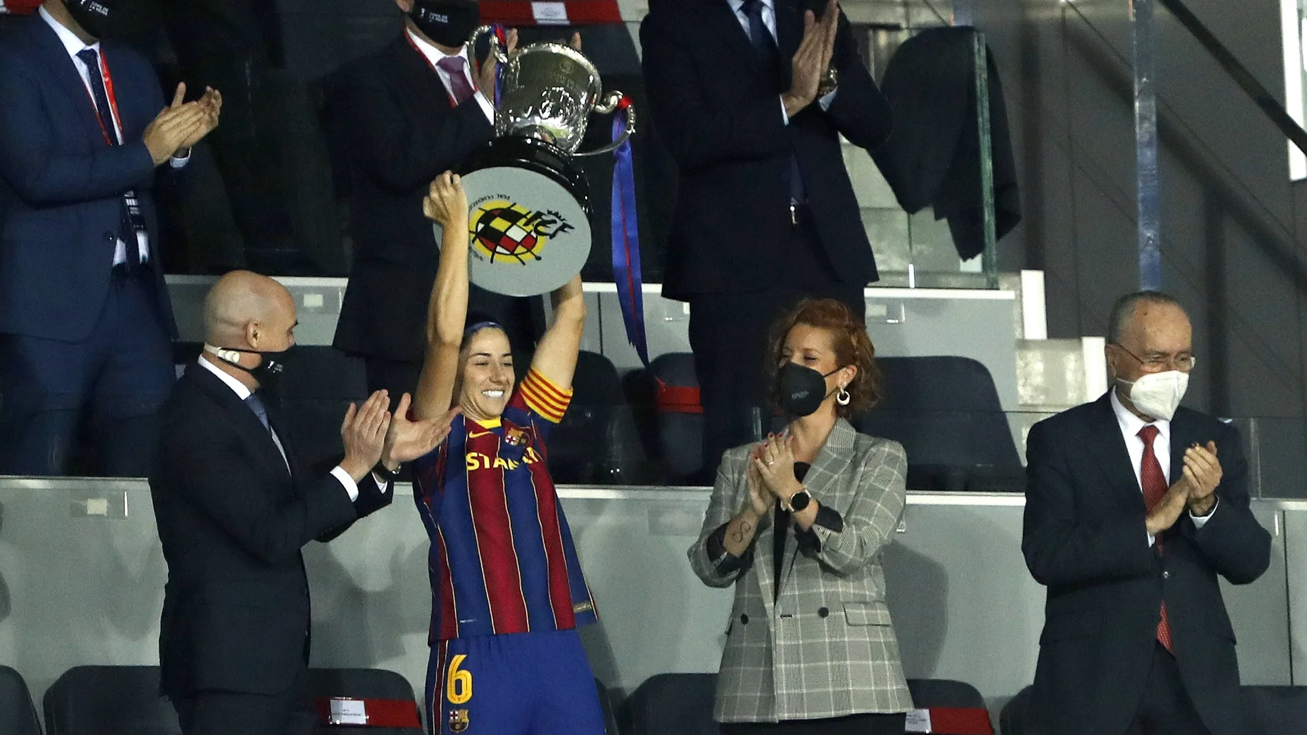 Cristina García entregó la Copa a Vicky Losada, la capitana del Barcelona. En la imagen, junto a Luis Rubiales