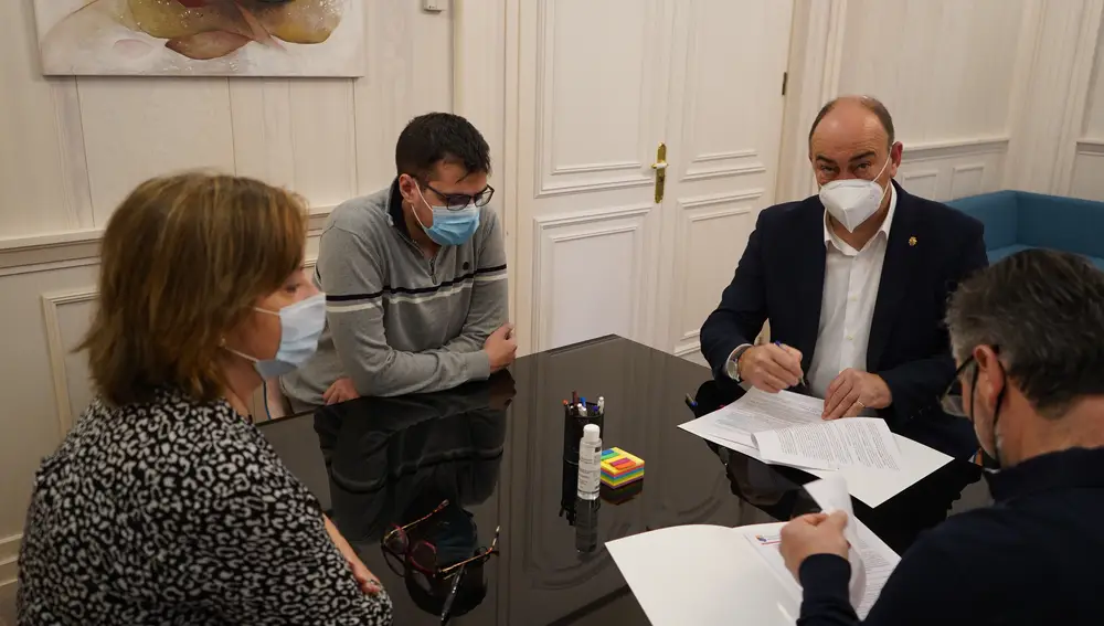 El presidente de la Diputación de Segovia, Miguel Ángel de Vicente, suscribe el acuerdo