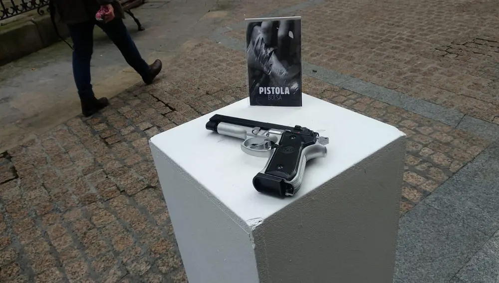 Una pistola en la que la exposición denuncia las supuestas torturas a ETA