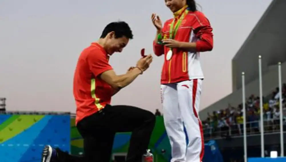 Qin Kai le pidió matrimonio a la joven clavadista He Zi, poco después de que ésta ganara una medalla de plata.