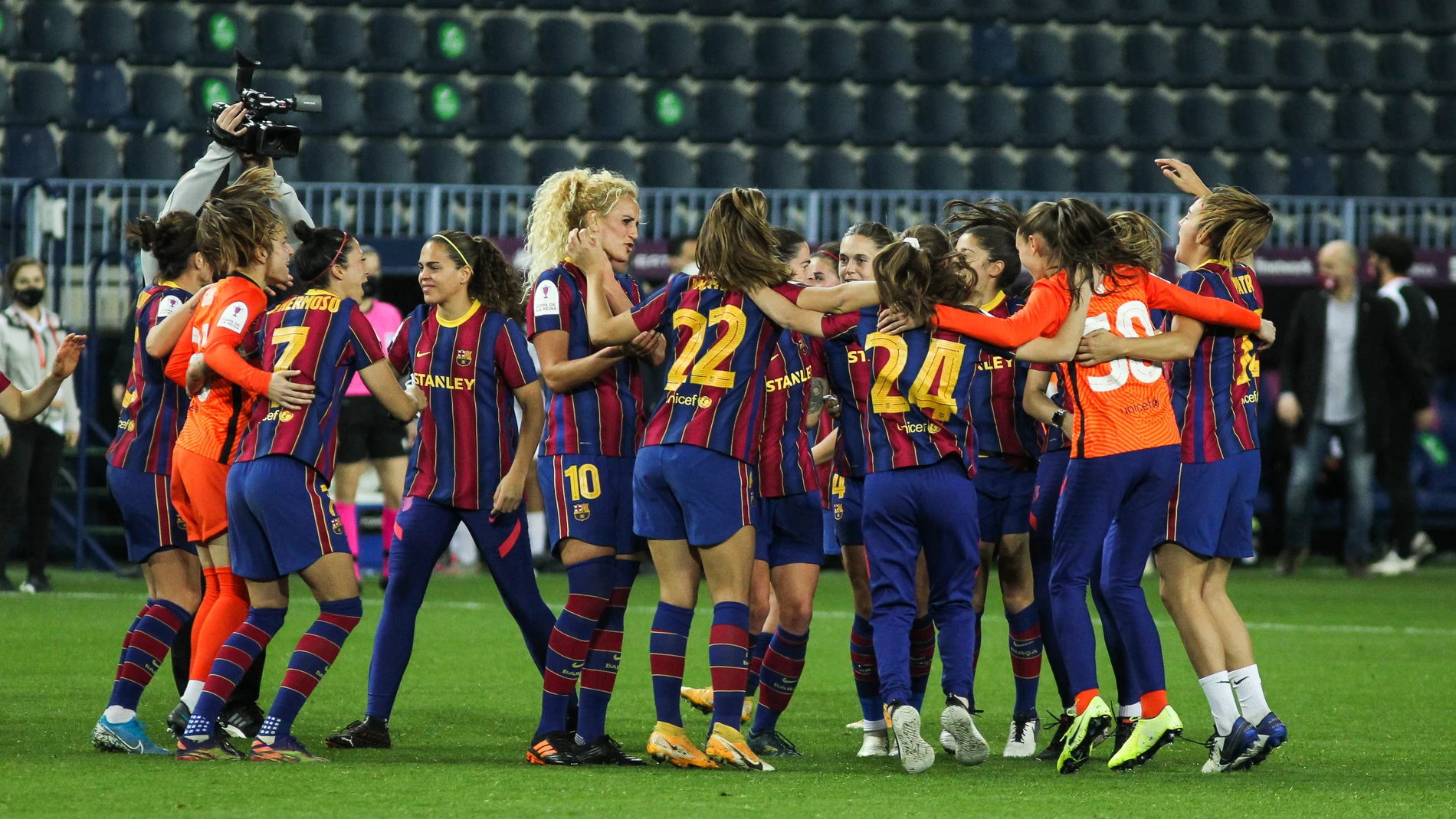 Las jugadoras del Barcelona celebran la victoria en la final de la Copa de la Reina