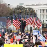 El expresidente Donald Trump saluda a sus partidarios el pasado 6-E durante una manifestación para impugnar la certificación de los resultados electorales