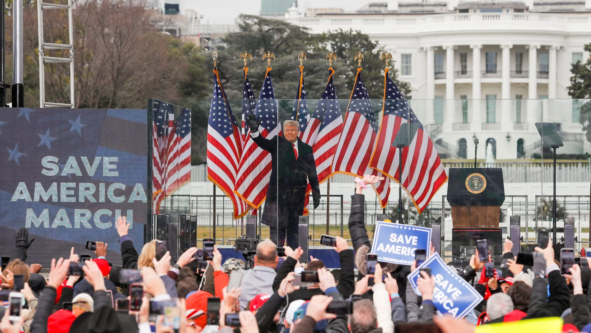 El expresidente Donald Trump saluda a sus partidarios el pasado 6-E durante una manifestación para impugnar la certificación de los resultados electorales