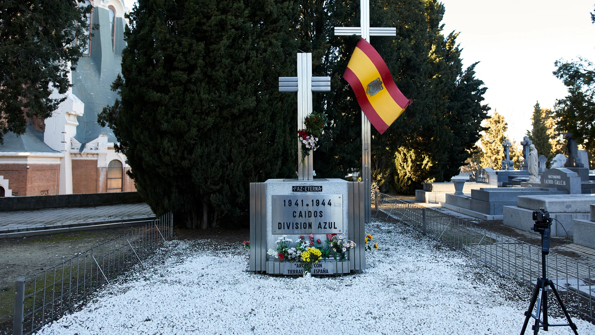 Cruz en recuerdo a los caídos de la División Azul en el cementerio de la Almudena en Madrid
