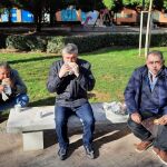 Hay algo más rico que almorzar entre amigos, separados a la distancia, y aprovechar los rayos del sol que se filtran entre las nubes invernales