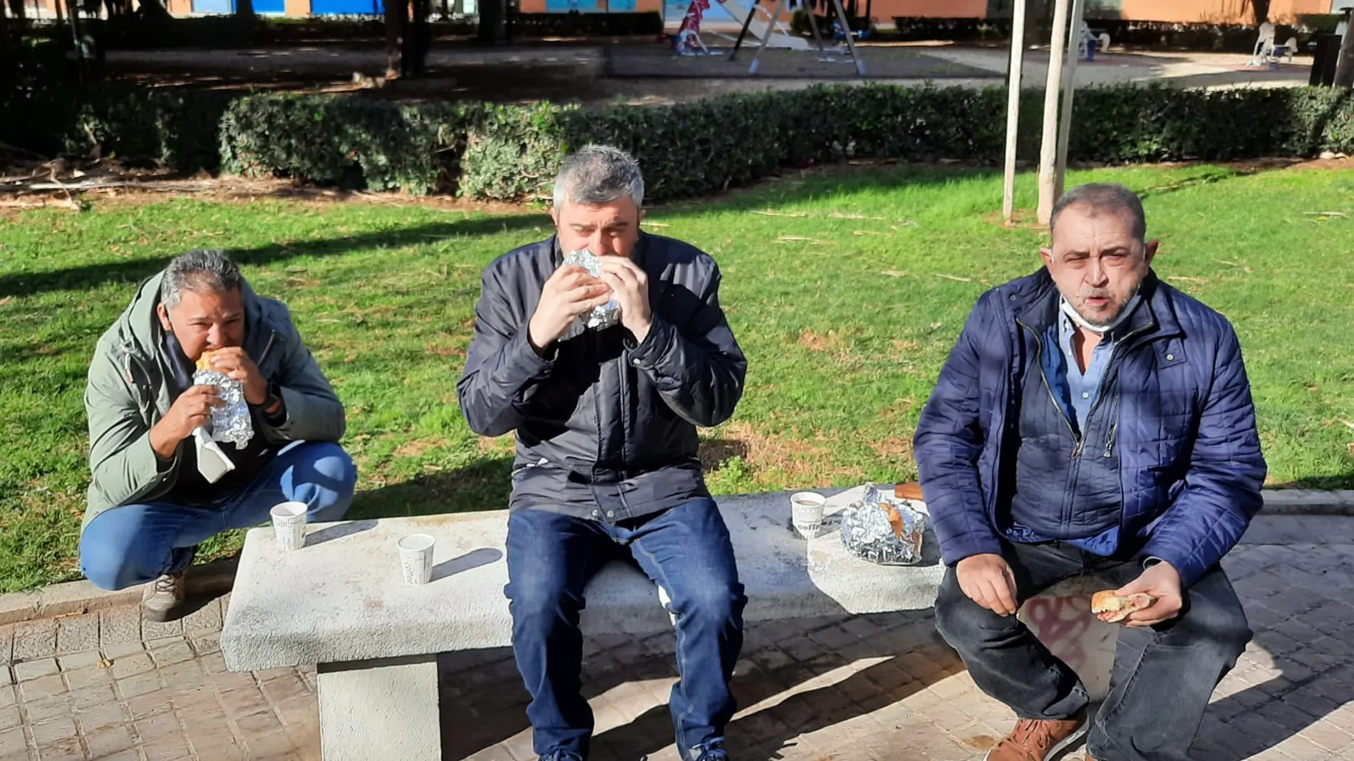 Hay algo más rico que almorzar entre amigos, separados a la distancia, y aprovechar los rayos del sol que se filtran entre las nubes invernales