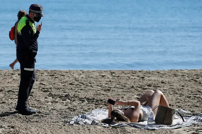 El Gobierno impone ahora la mascarilla hasta en las playas