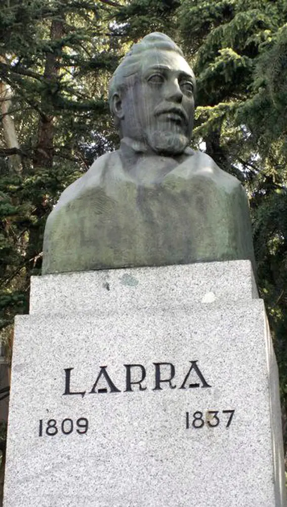 Estatua de Larra frente a la Catedral de la Almudena, en Madrid