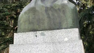 Estatua de Larra frente a la Catedral de la Almudena, en Madrid