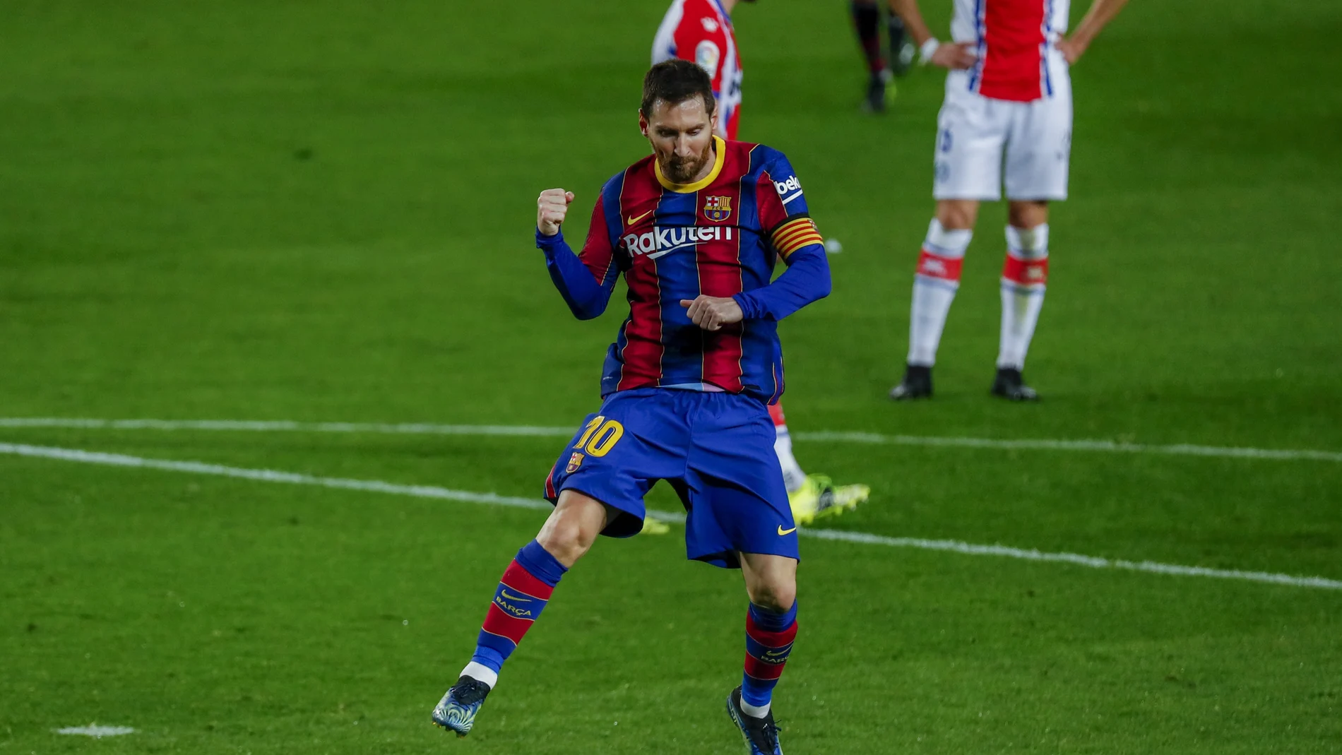 Messi celebra uno de los dos goles que marcó al Alavés
